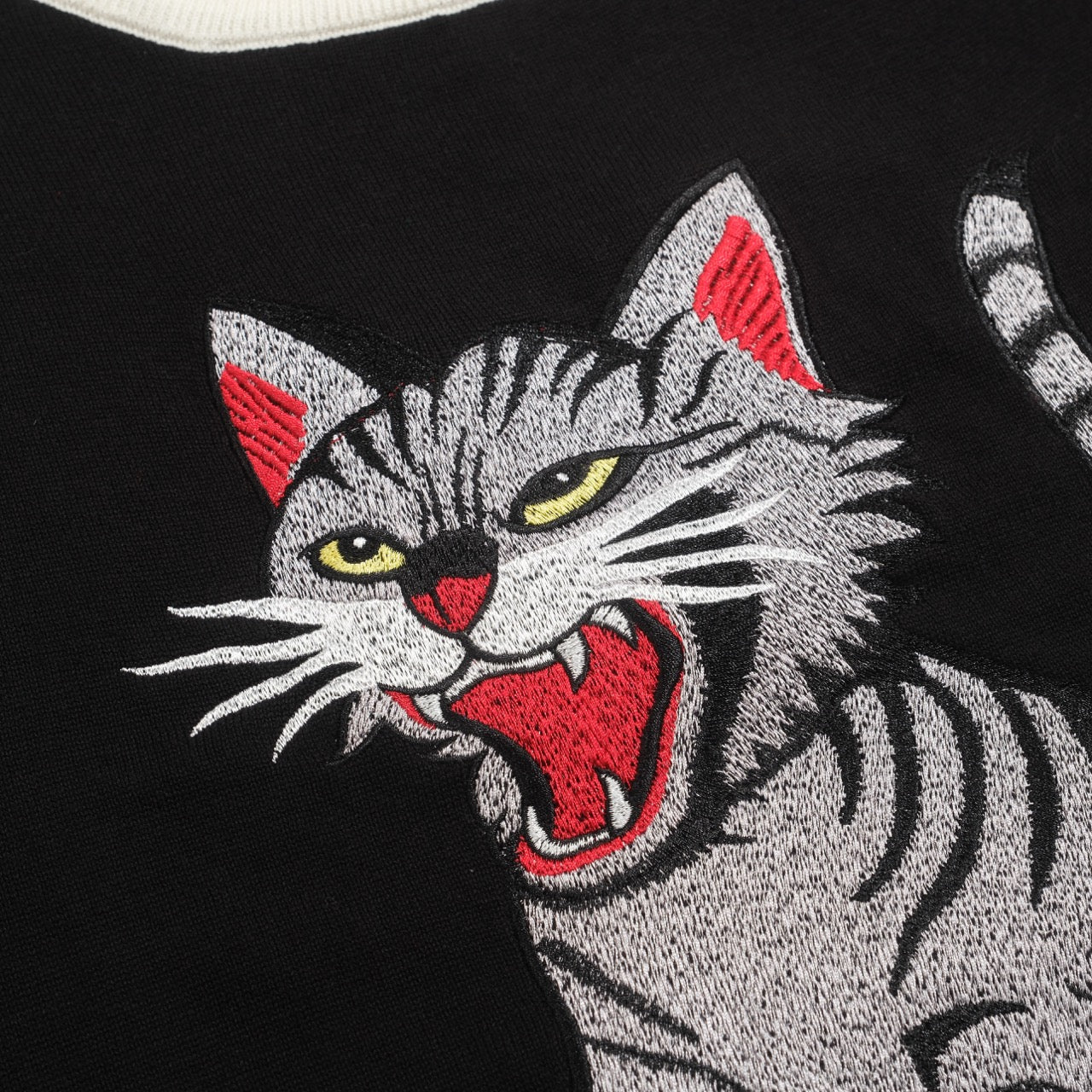 T-shirt tricoté noir pour homme avec broderie de chat