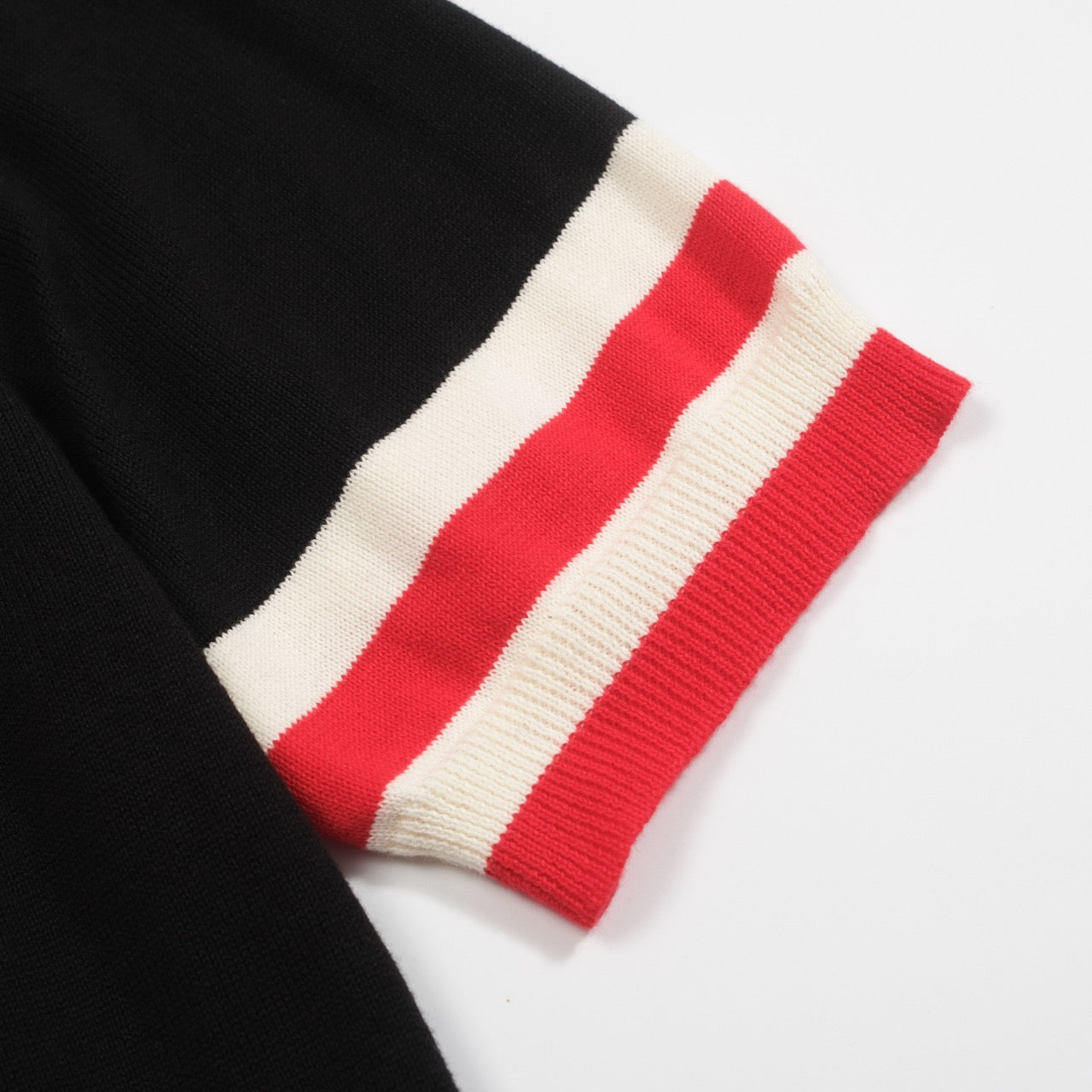 T-shirt tricoté noir pour homme avec broderie de chat