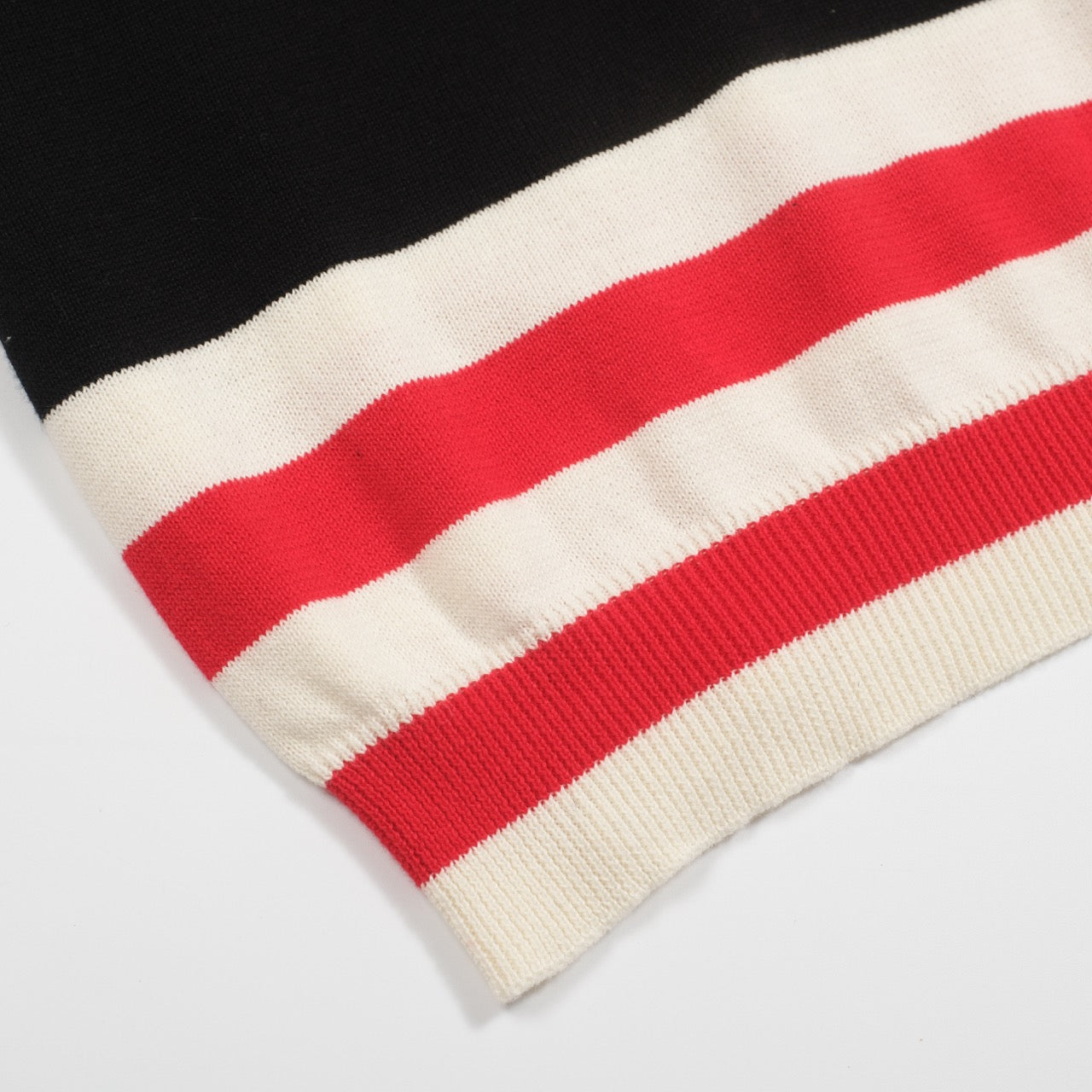 T-shirt tricoté noir pour homme avec broderie de chat