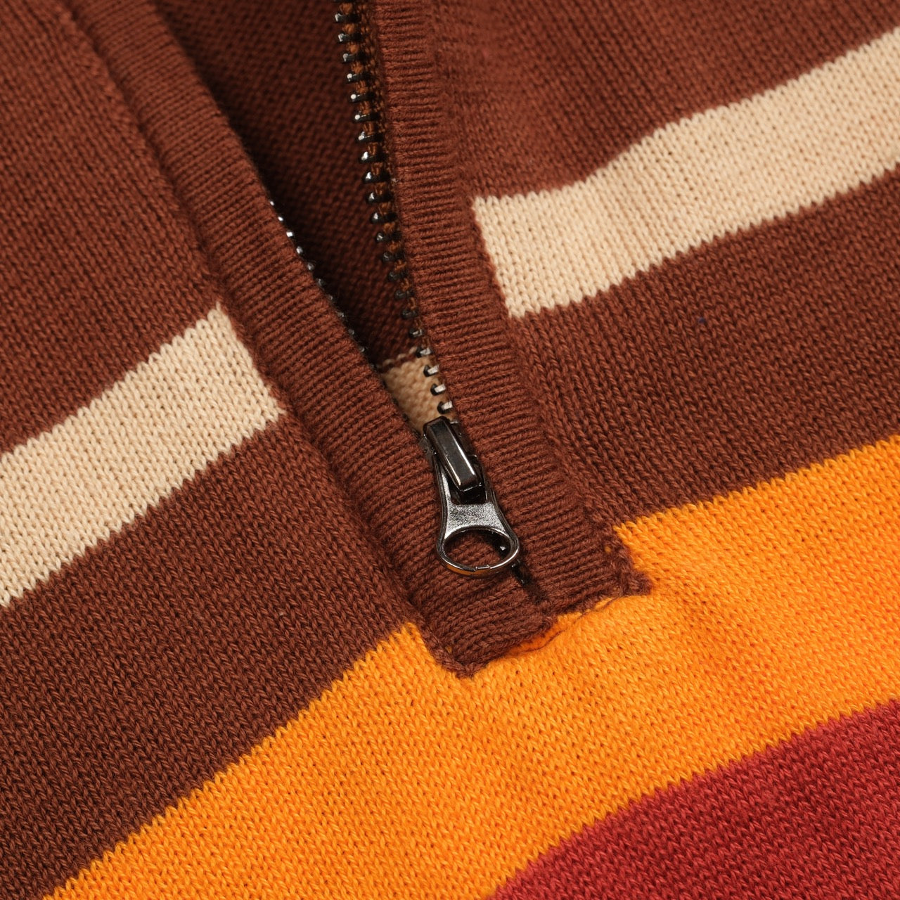 Polo tricoté rayé marron des années 1960