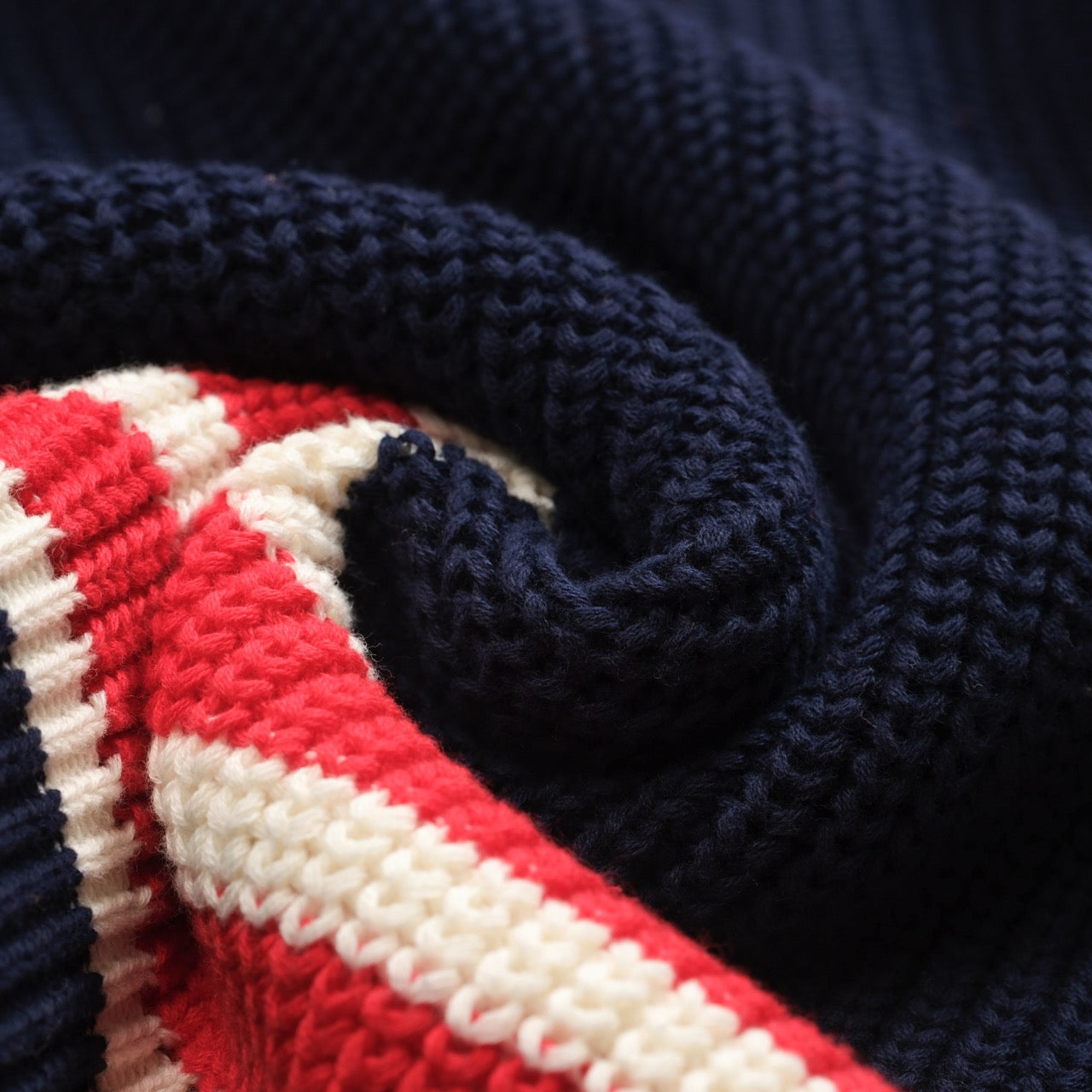 Pull rétro V-neck bleu marine pour hommes