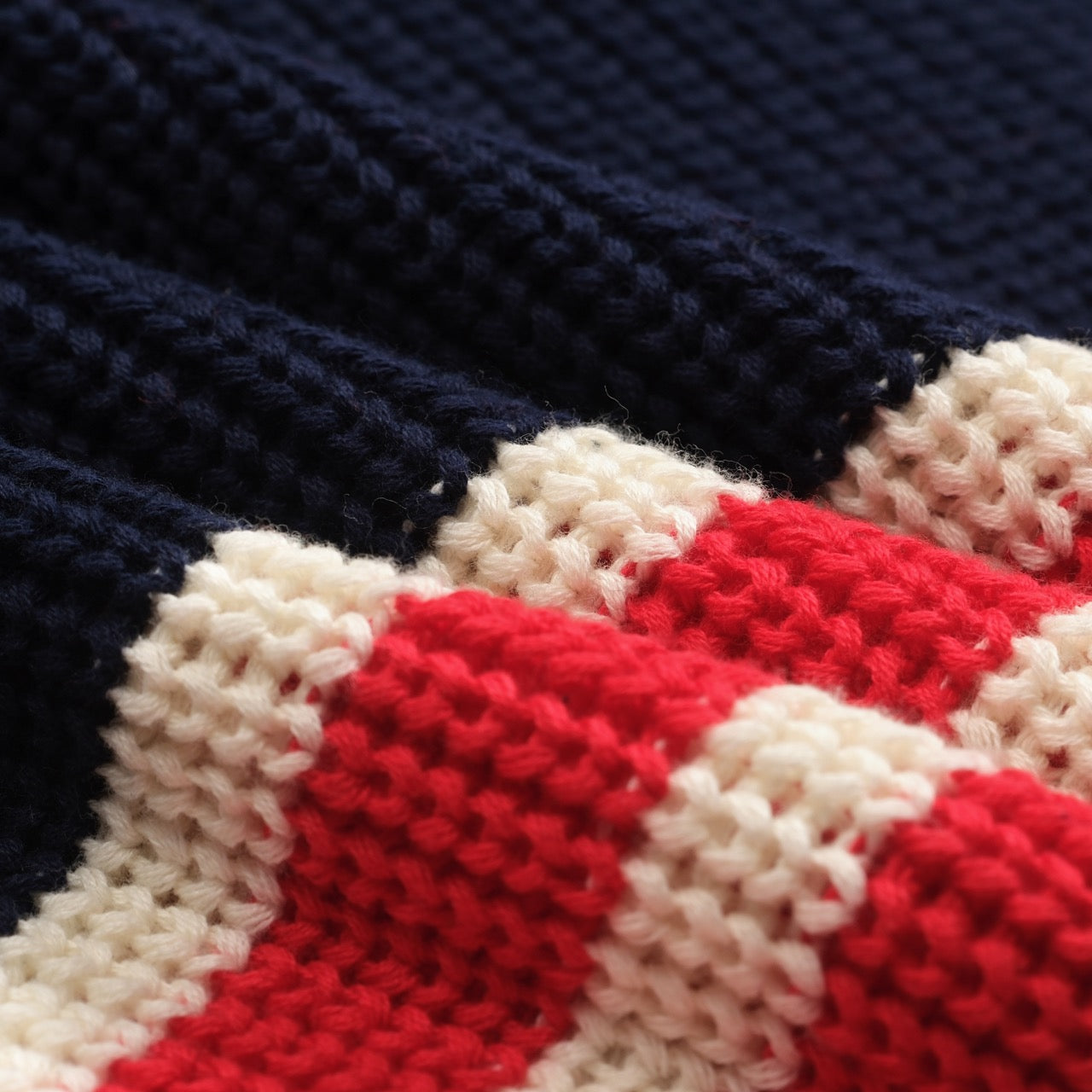 Pull rétro V-neck bleu marine pour hommes