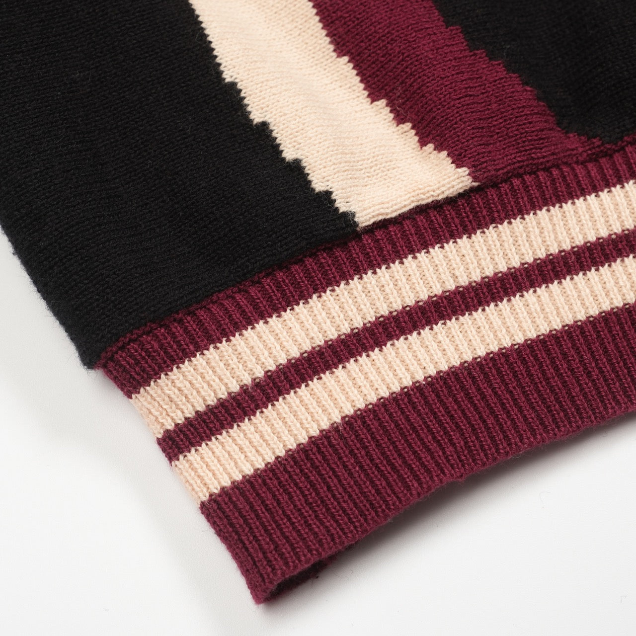 Cardigan tricoté rétro noir pour hommes des années 1960