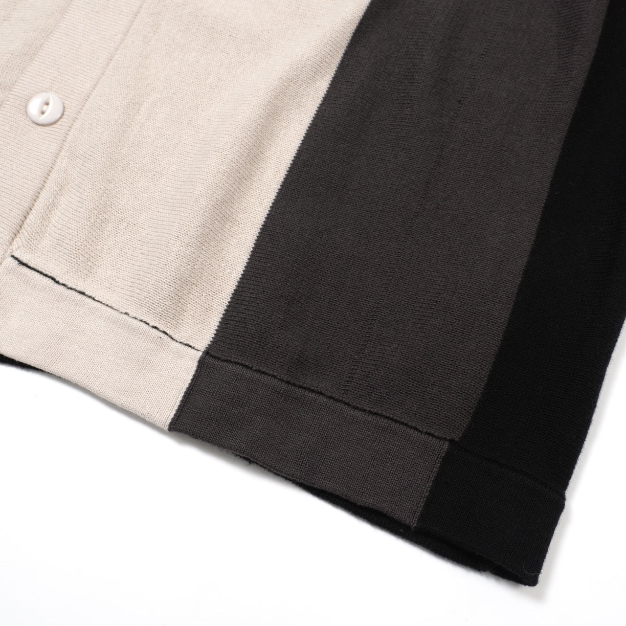 Chemise Boutonnée Tricotée Noire et Grise pour Hommes des Années 60 – Détail en Diamant sur la Poitrine