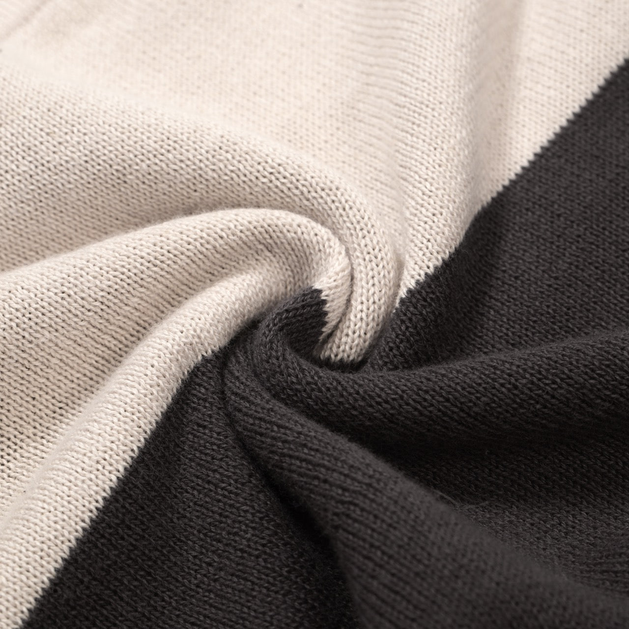 Chemise Boutonnée Tricotée Noire et Grise pour Hommes des Années 60 – Détail en Diamant sur la Poitrine