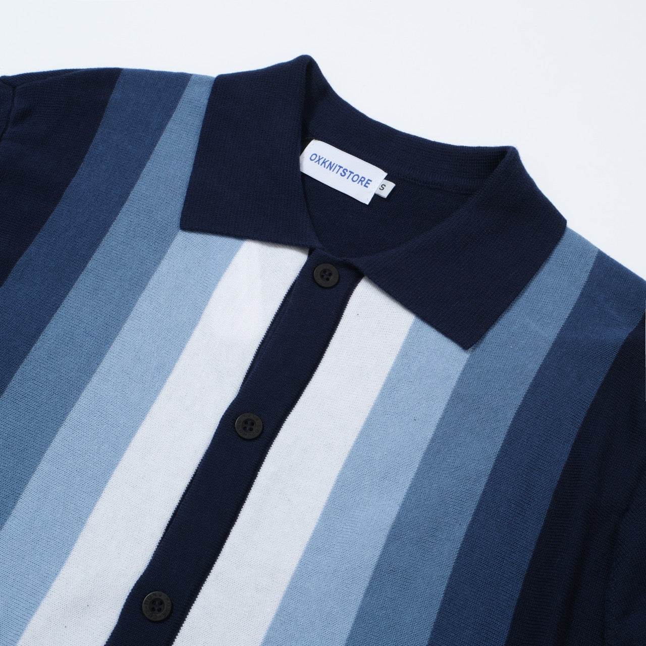 Chemise Tricotée à Rayures Verticales pour Hommes des Années 60 – Polo Boutonné Bleu Marine et Bleu Ciel