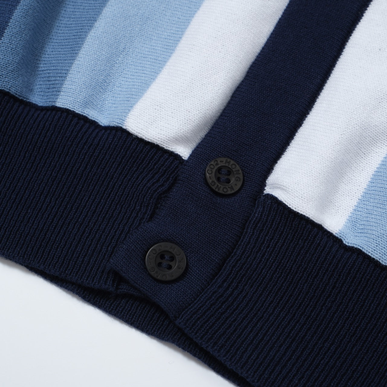 Chemise Tricotée à Rayures Verticales pour Hommes des Années 60 – Polo Boutonné Bleu Marine et Bleu Ciel