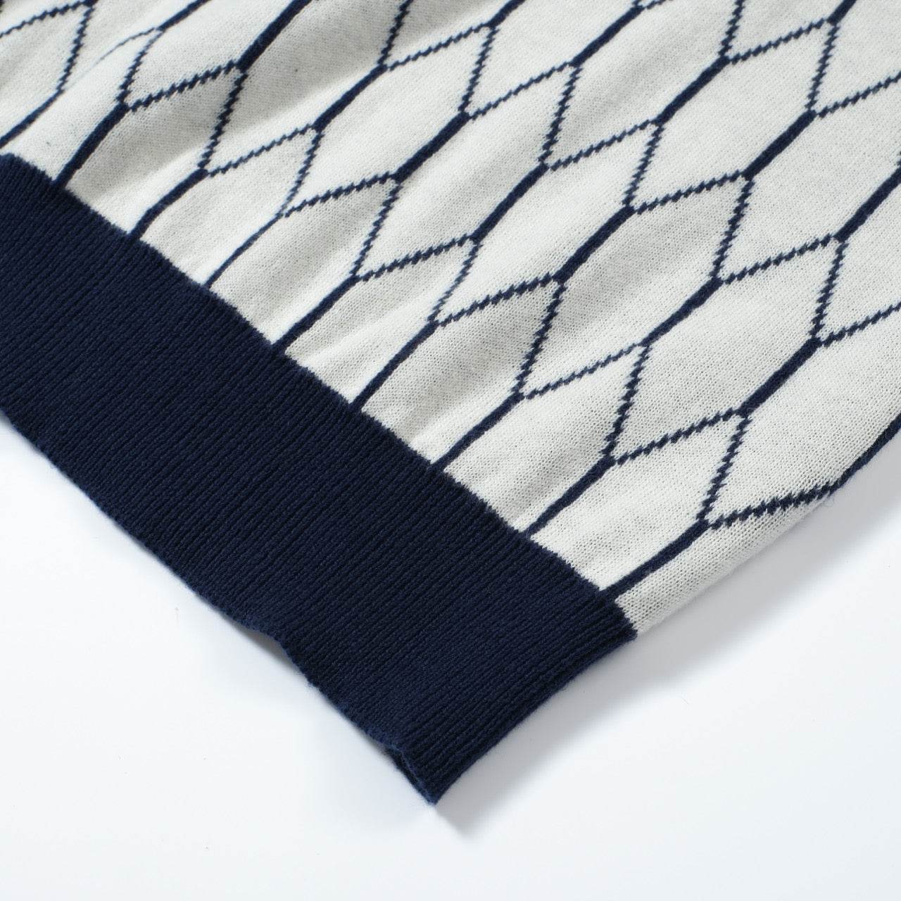 Polo en Tricot Géométrique Mod des Années 60 pour Hommes – Motif Diamant Rétro avec Bordure Marine