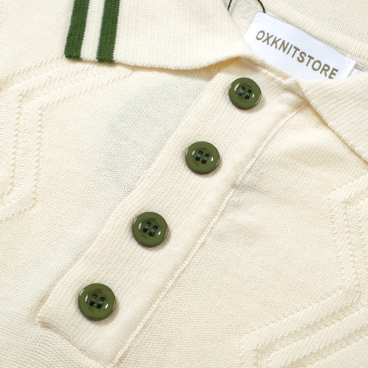 Polo en Tricot Crème pour Hommes avec Bord Vert – Style Vintage Mod des Années 1960
