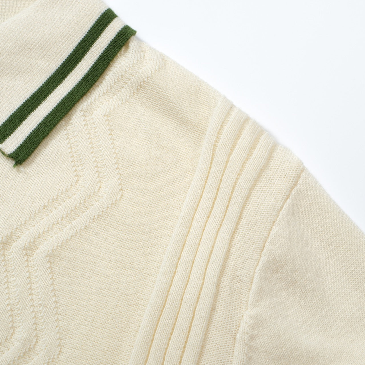 Polo en Tricot Crème pour Hommes avec Bord Vert – Style Vintage Mod des Années 1960