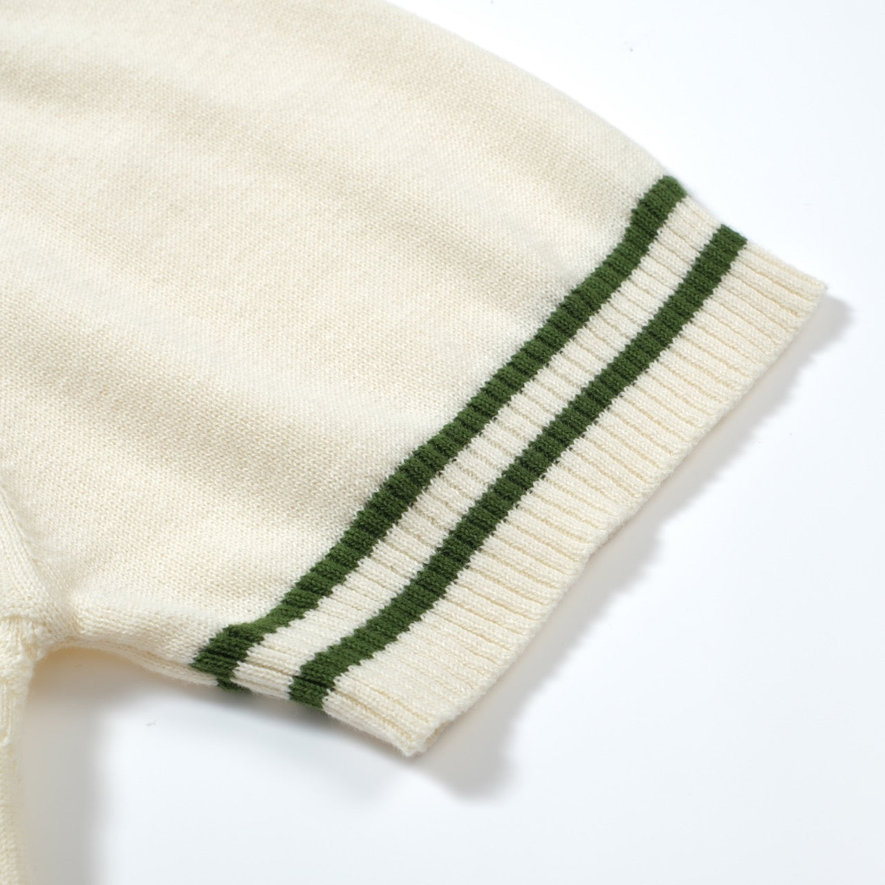 Polo en Tricot Crème pour Hommes avec Bord Vert – Style Vintage Mod des Années 1960