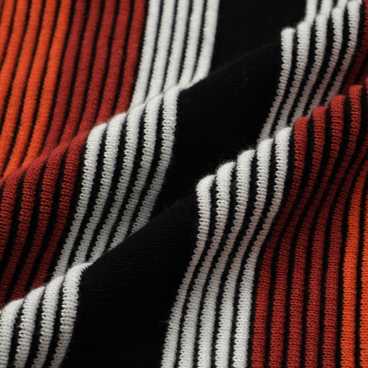 Polo zippé en tricot à rayures rétro pour hommes – Style Mod des années 60 en rouge foncé et noir