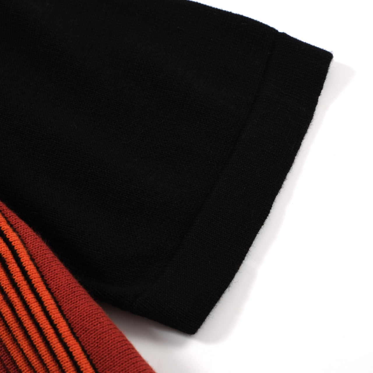 Polo zippé en tricot à rayures rétro pour hommes – Style Mod des années 60 en rouge foncé et noir