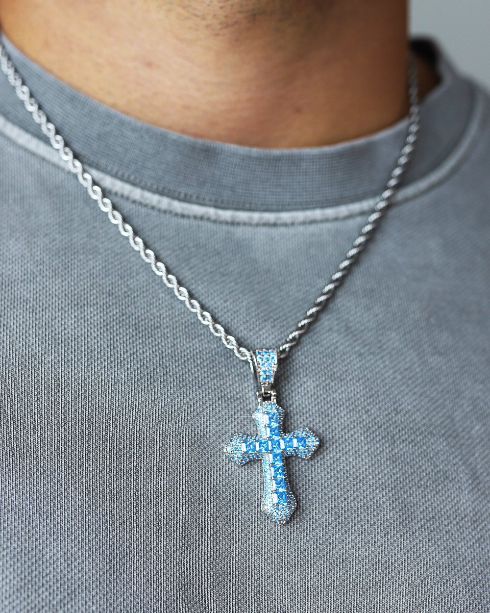 PENDENTIF CROIX BLEUE.