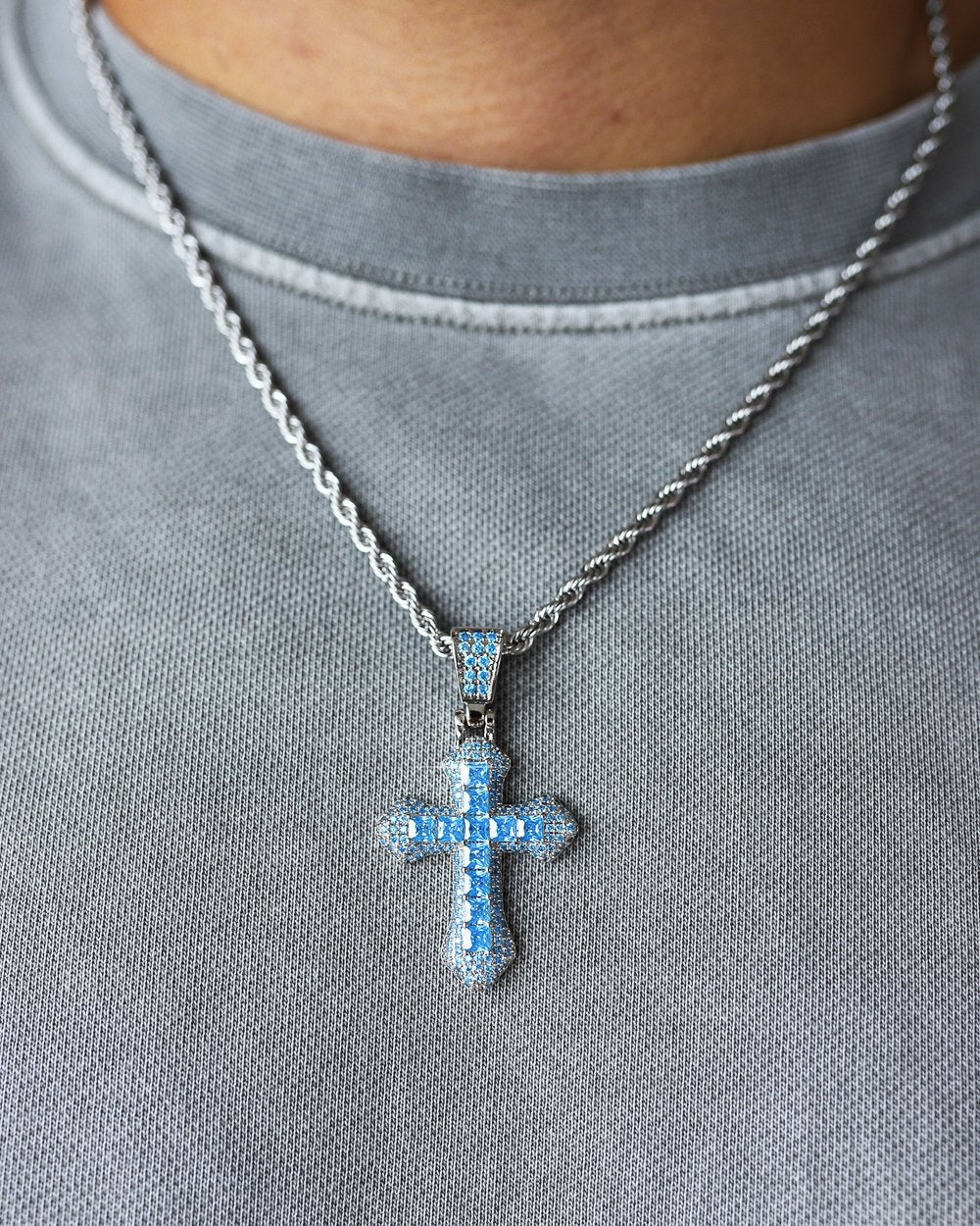 PENDENTIF CROIX BLEUE.