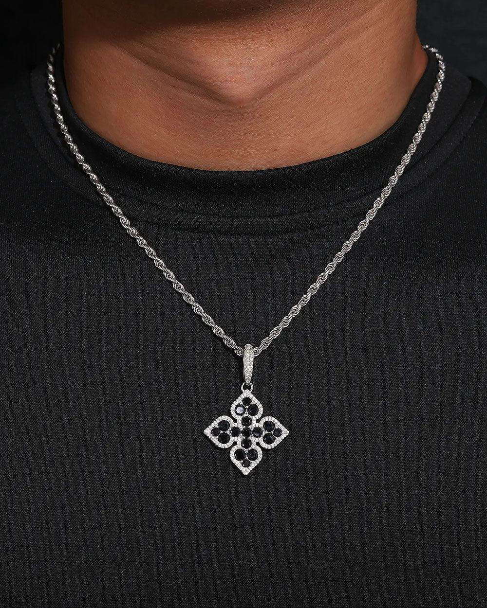 PENDENTIF TRÈFLE NOIR EN MOISSANITE.