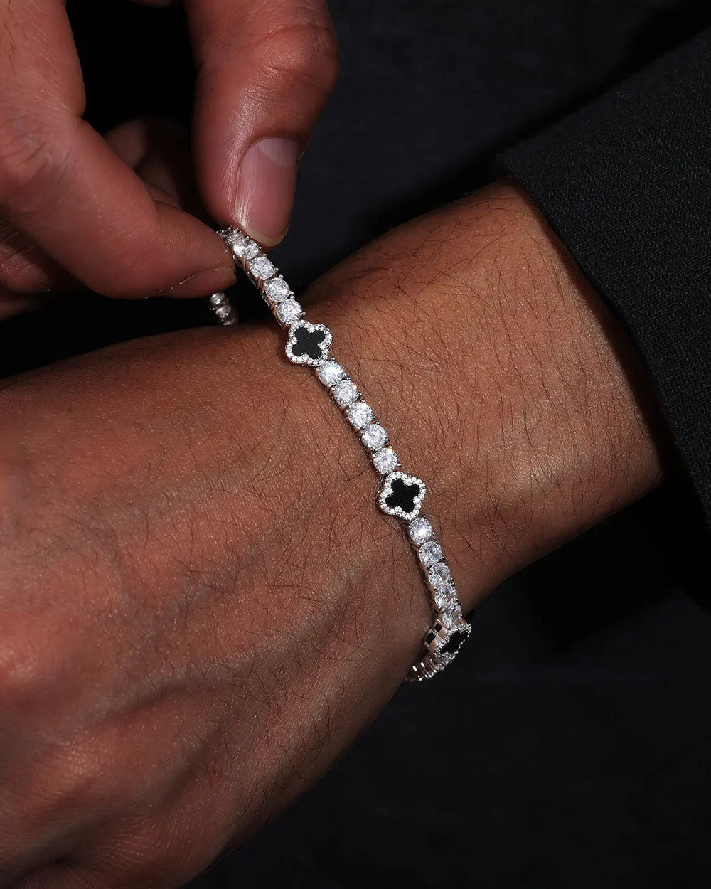 BRACELET DE TENNIS EN MOISSANITE NOIR À TRÈFLE.