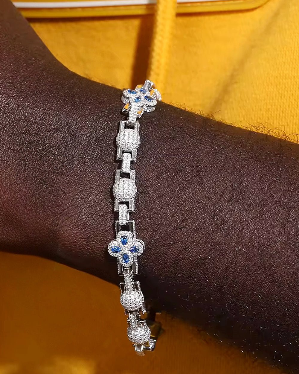 BRACELET LIEN À TRÈFLE BLEU EN MOISSANITE.