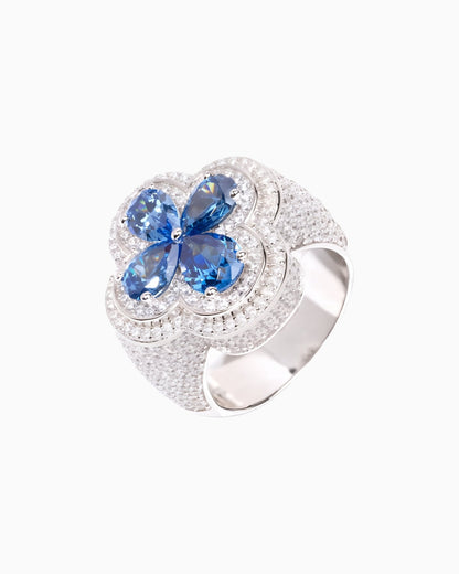 BAGUE TRÈFLE PORTEUR DE CHANCE EN MOISSANITE BLEUE.