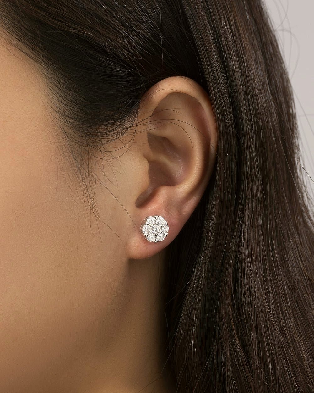 BOUCLES D'OREILLES EN CLUSTER DE MOISSANITE.