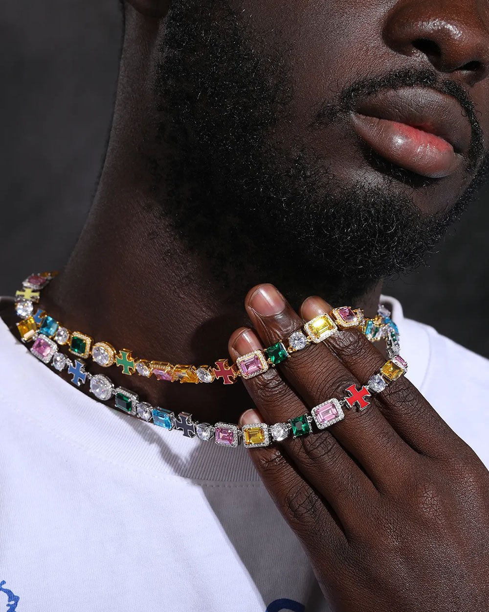 CHAÎNE CROIX EN MOISSANITE ET PIERRES PRÉCIEUSES.