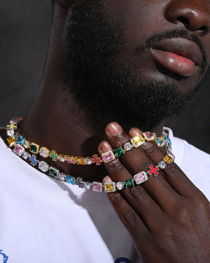 CHAÎNE CROIX EN MOISSANITE ET PIERRES PRÉCIEUSES.