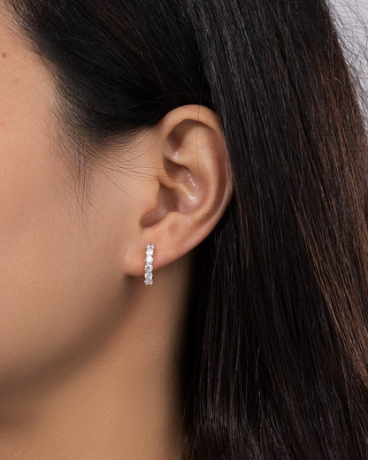 BOUCLES D'OREILLES ÉTERNITÉ EN MOISSANITE.