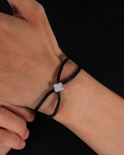 BRACELET EN CORDON DE TRÈFLE GLACÉ EN MOISSANITE.