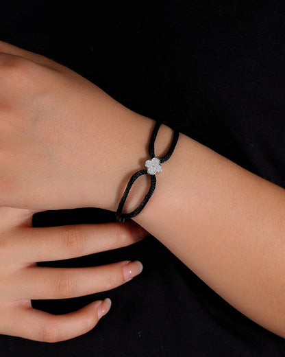 BRACELET EN CORDON DE TRÈFLE GLACÉ EN MOISSANITE.