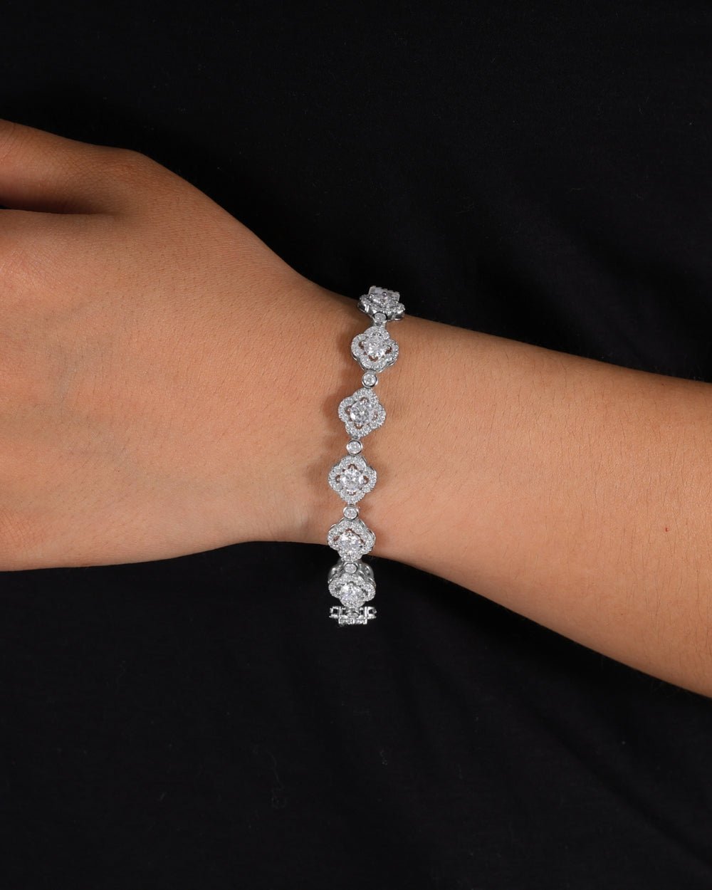 BRACELET EN CLOVER MOISSANITE GLACÉ.