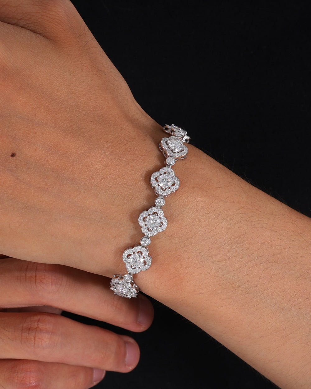 BRACELET EN CLOVER MOISSANITE GLACÉ.