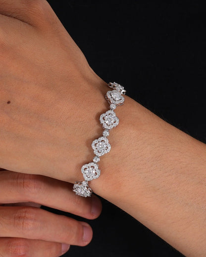 BRACELET EN CLOVER MOISSANITE GLACÉ.
