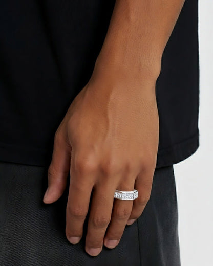 BAGUE HEXAGONALE EN MOISSANITE GLACÉE.