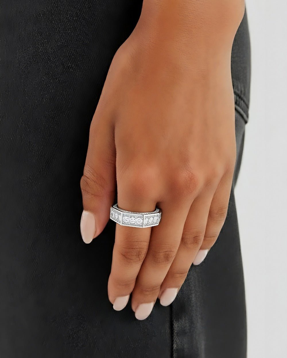 BAGUE HEXAGONALE EN MOISSANITE GLACÉE.