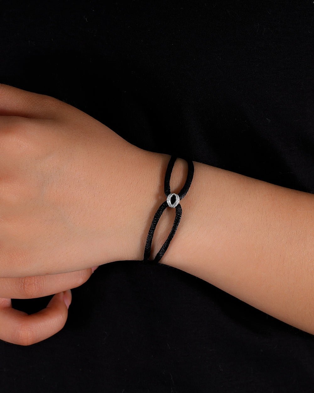 BRACELET EN CORDON INFINI EN MOISSANITE GLACÉE.