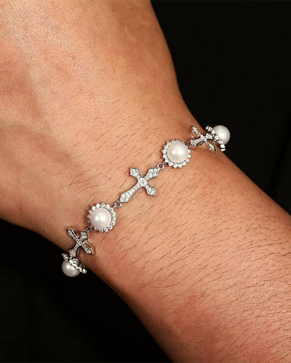 BRACELET CROIX ET PERLES EN MOISSANITE GLACÉE.