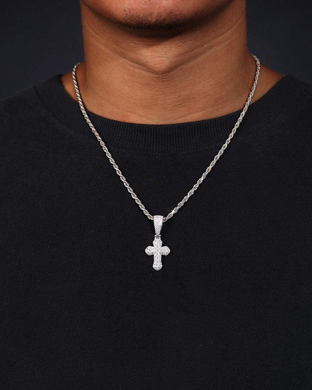 PENDENTIF CROIX LATINE EN MOISSANITE.