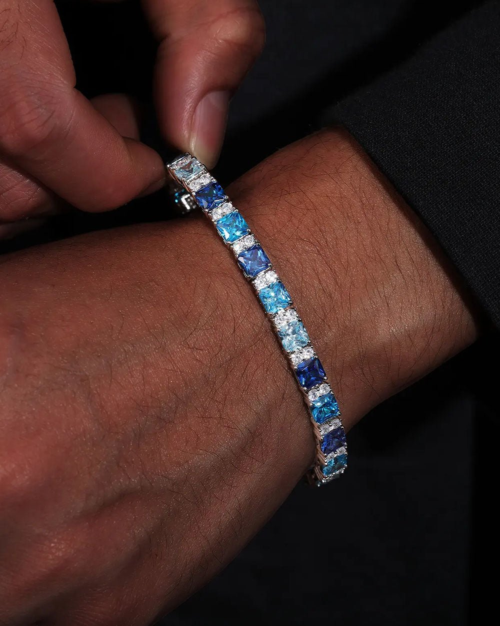 BRACELET EN PIERRES DE MOISSANITE BLEU OCÉAN.
