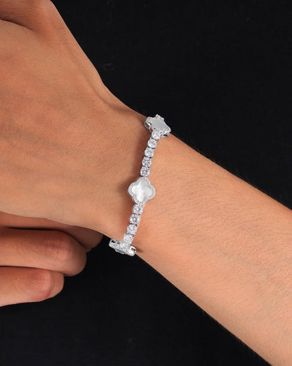 BRACELET EN CLOVER DE PERLES DE MOISSANITE.