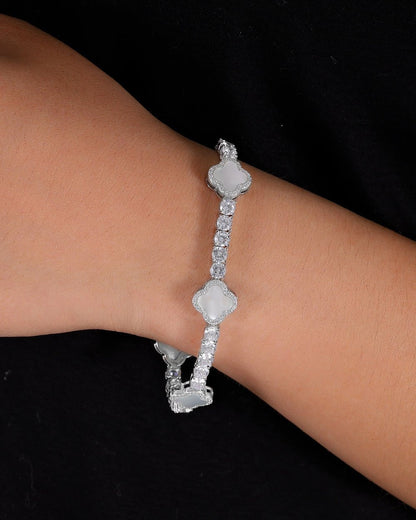 BRACELET EN CLOVER DE PERLES DE MOISSANITE.