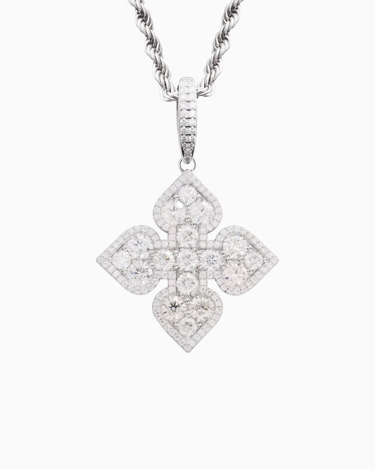 PENDENTIF EN MOISSANITE TRÈFLE BLANC.