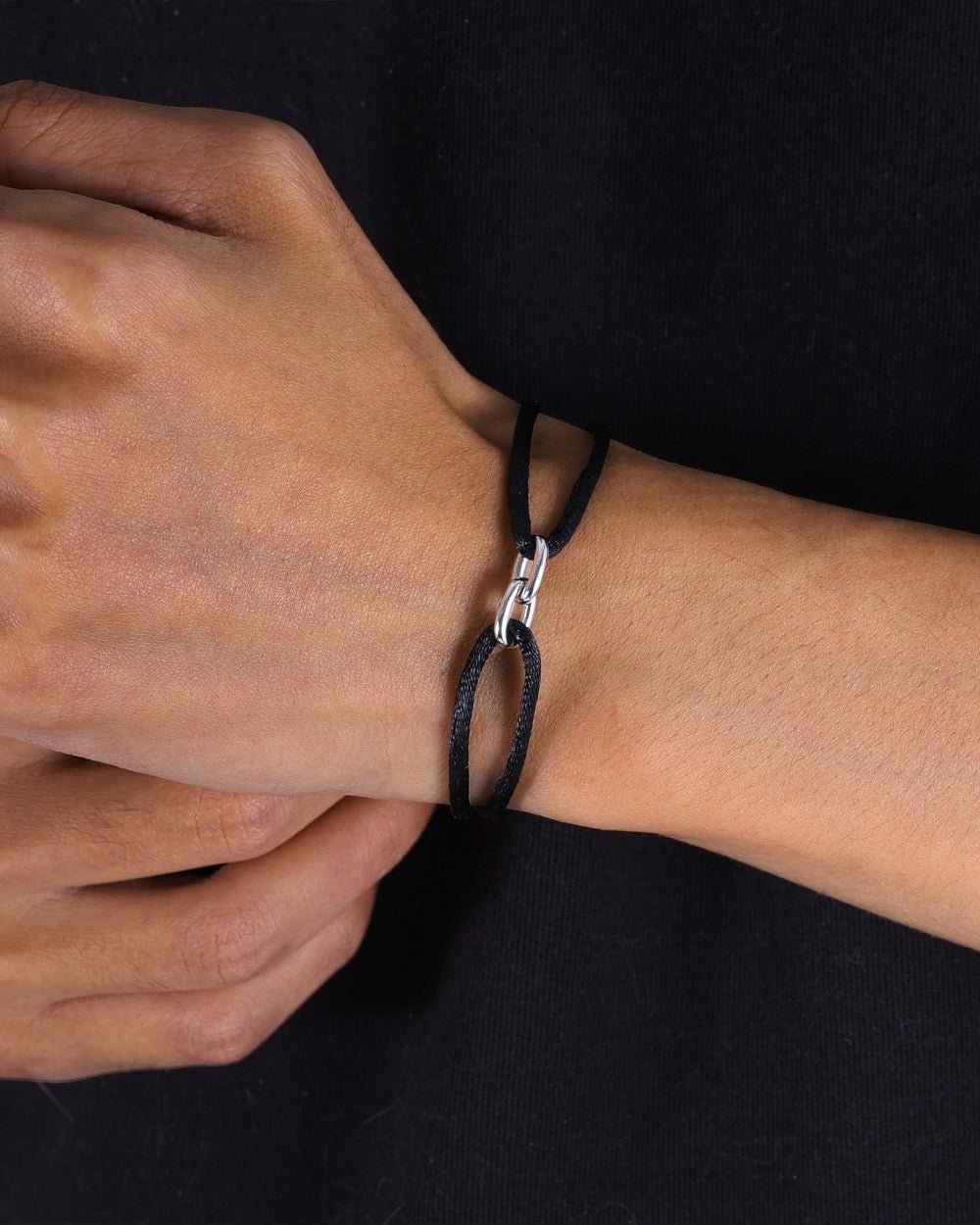 BRACELET EN CORDON AVEC LIEN OVAL.