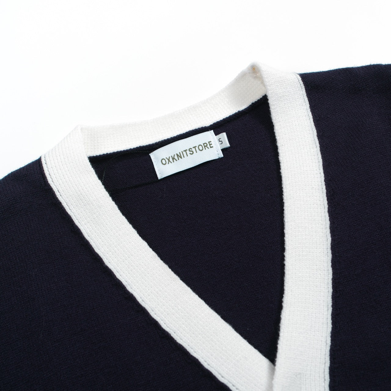 Cardigan Vintage pour Hommes – Tricot avec Détails Contrastés et Col en V Profond