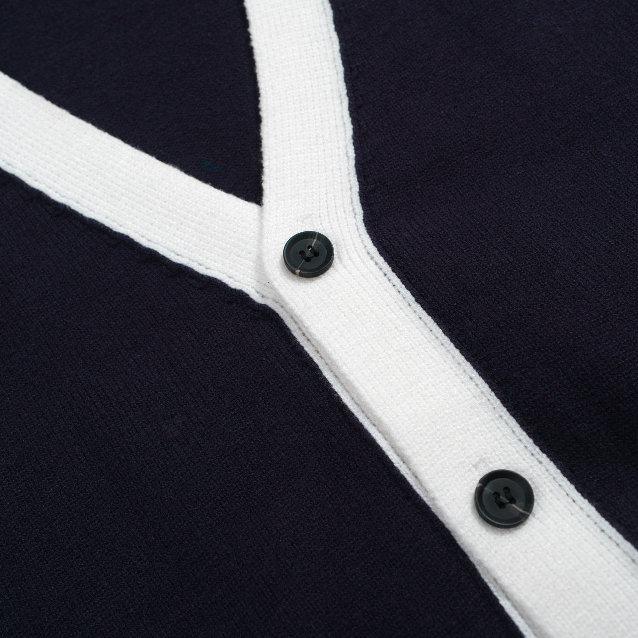 Cardigan Vintage pour Hommes – Tricot avec Détails Contrastés et Col en V Profond