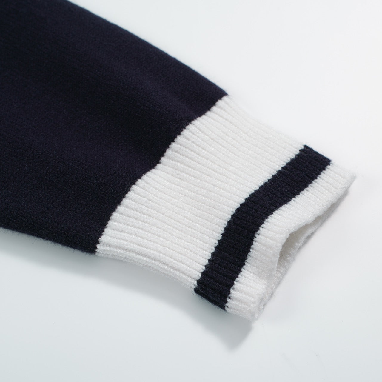 Cardigan Vintage pour Hommes – Tricot avec Détails Contrastés et Col en V Profond