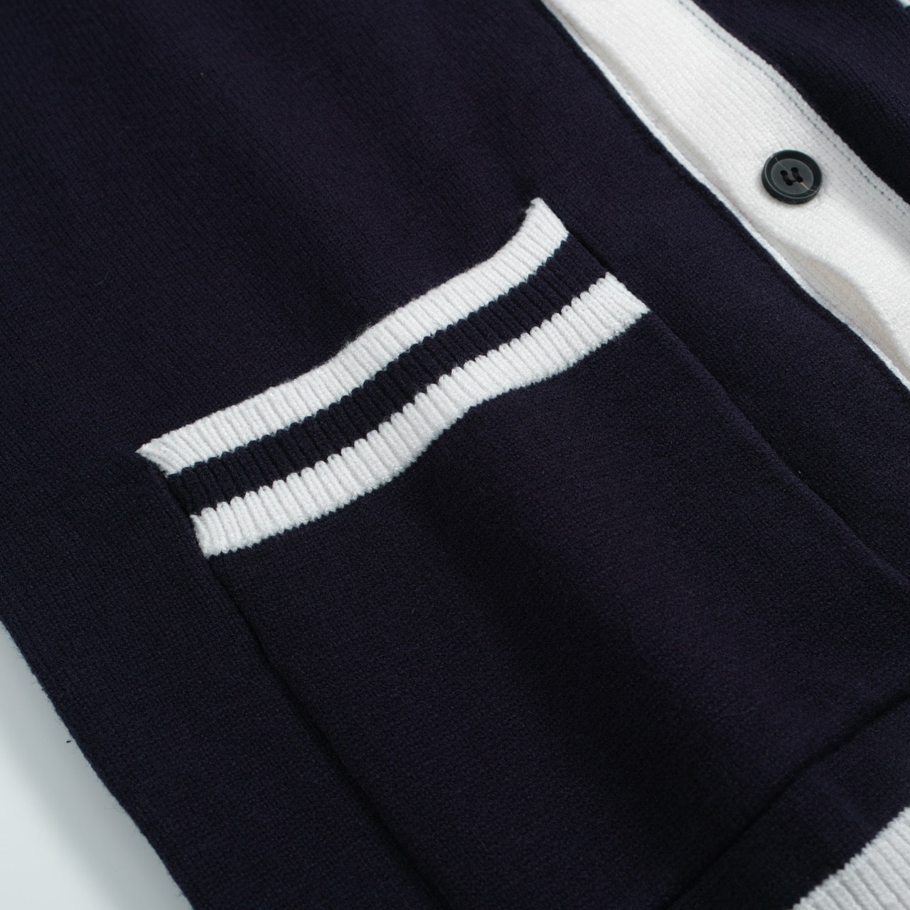 Cardigan Vintage pour Hommes – Tricot avec Détails Contrastés et Col en V Profond