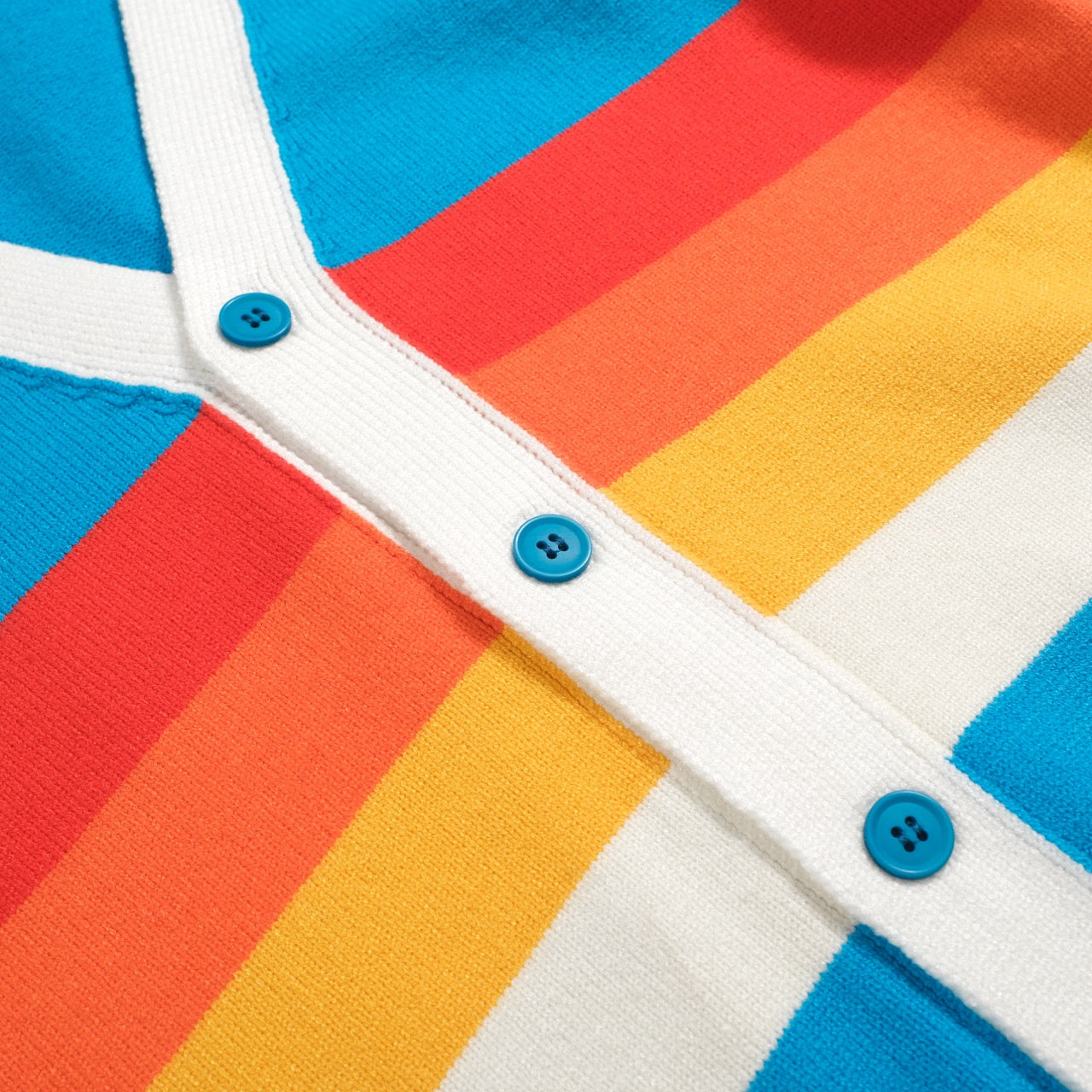 Cardigan Vintage à Rayures Arc-en-Ciel pour Hommes – Tricot Retro Col V en Bleu Ciel