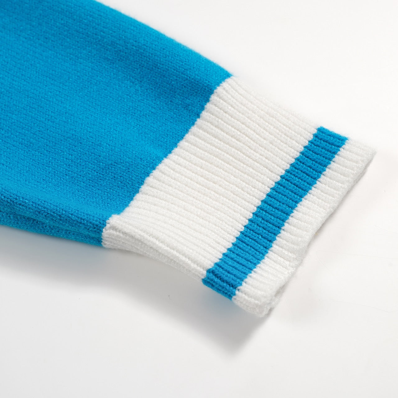 Cardigan Vintage à Rayures Arc-en-Ciel pour Hommes – Tricot Retro Col V en Bleu Ciel