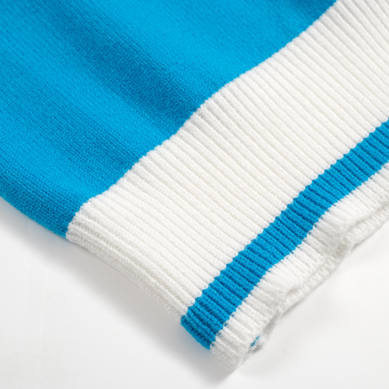 Cardigan Vintage à Rayures Arc-en-Ciel pour Hommes – Tricot Retro Col V en Bleu Ciel