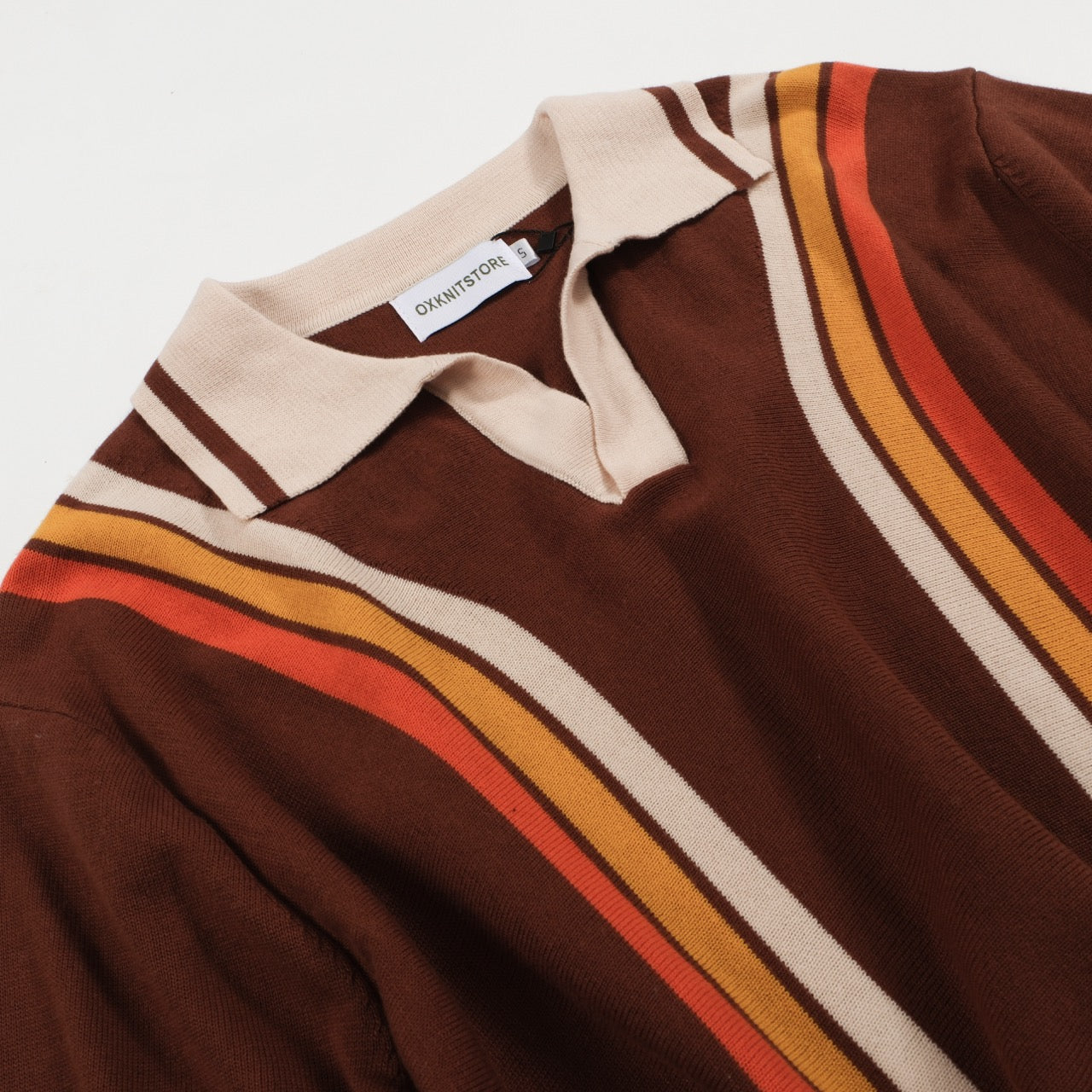 Polo Tricoté Retro Marron pour Homme des Années 70 – Col V Rayé Couleur Coucher de Soleil